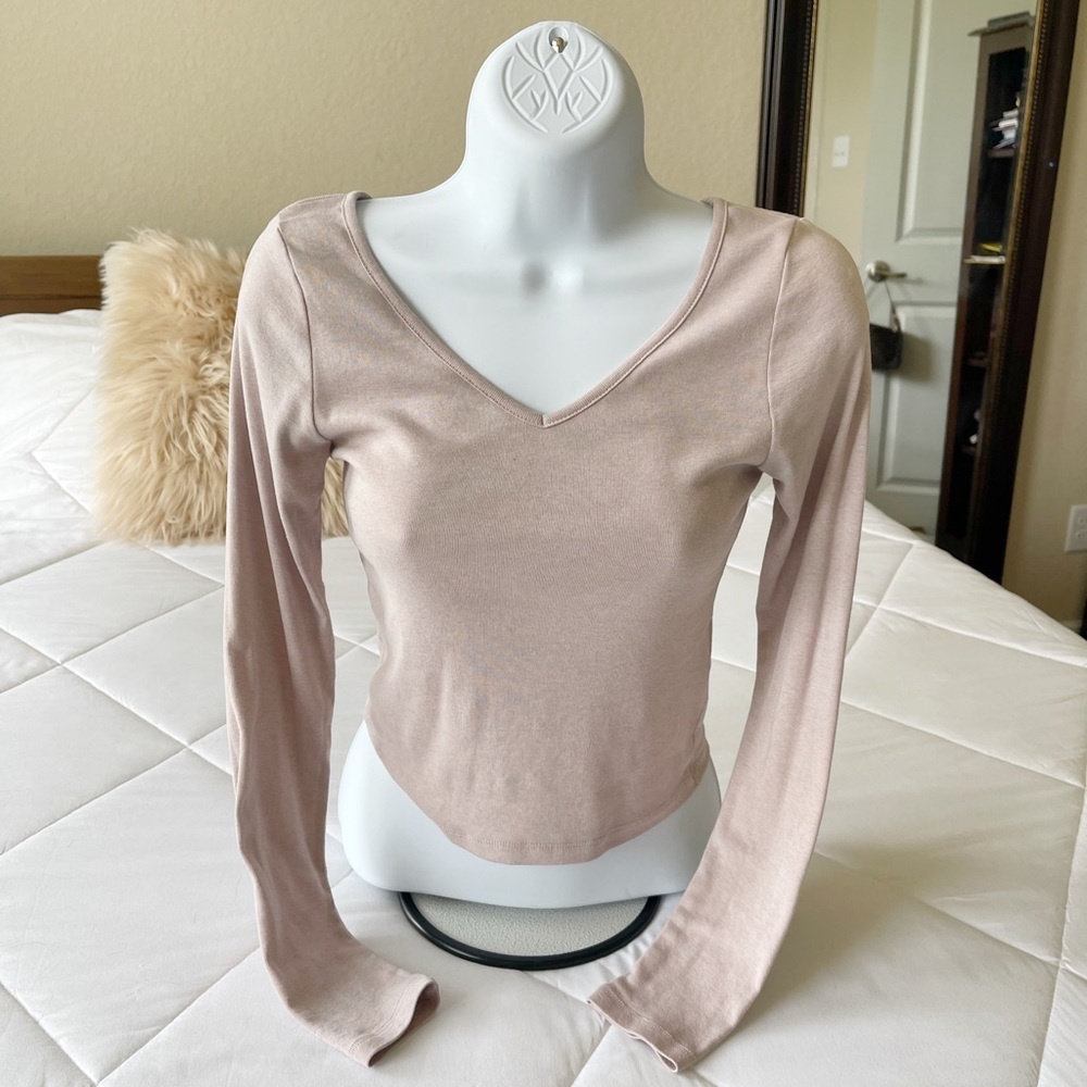 Blush Tan/Cream Colored Long Sleeve V Neck Top 🩰